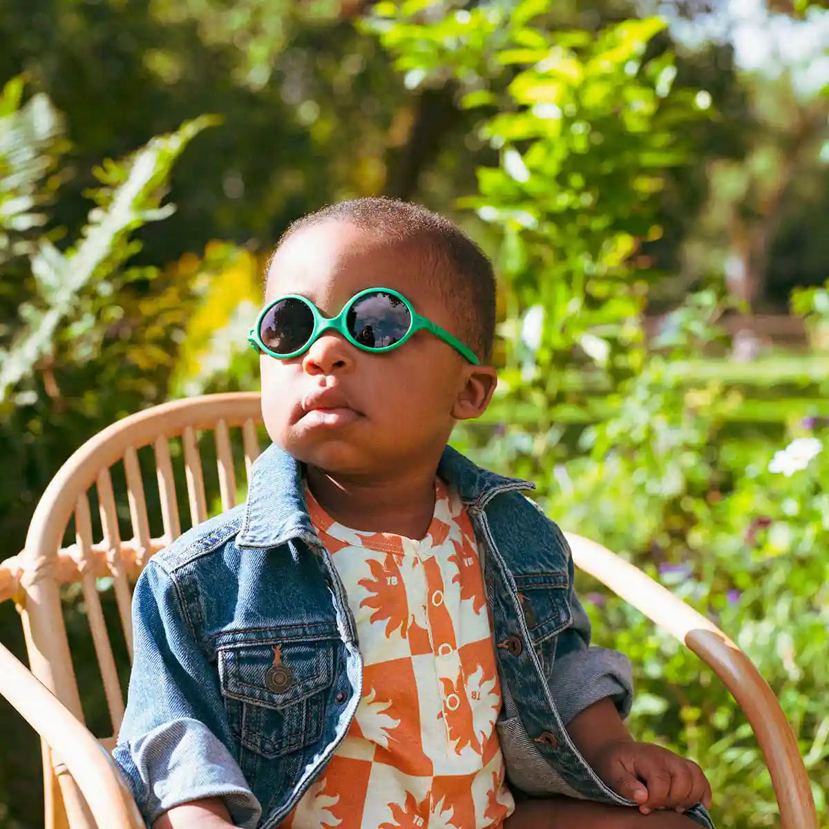 lunettes de soleil bébé diabola pelouse